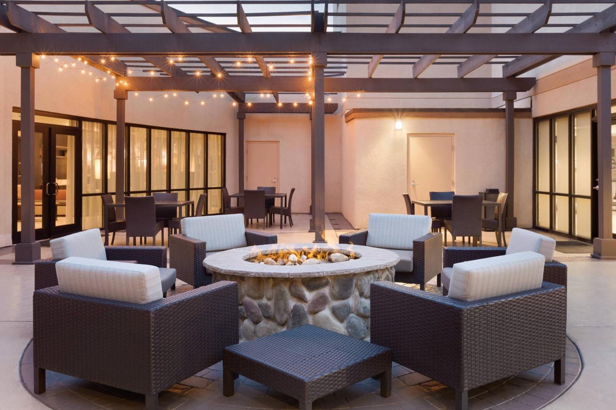 מלון Courtyard Charlotte Airport North מראה חיצוני תמונה