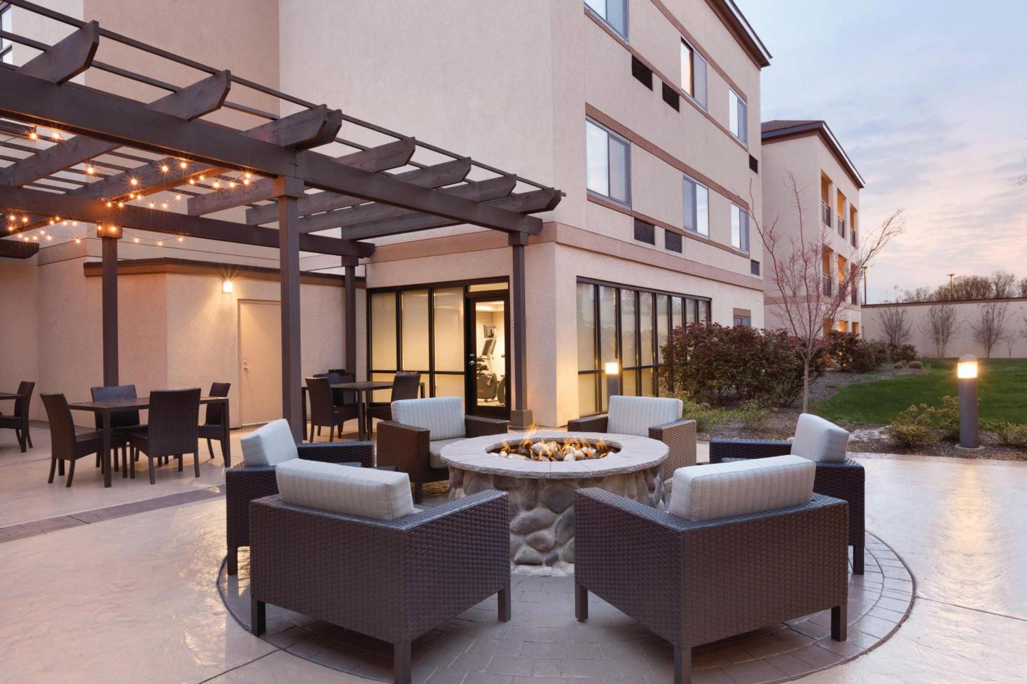 מלון Courtyard Charlotte Airport North מראה חיצוני תמונה